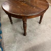 Tavolo in legno con gambe tornite
