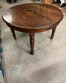 Tavolo in legno con gambe tornite