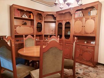 Soggiorno con tavolo e sedie