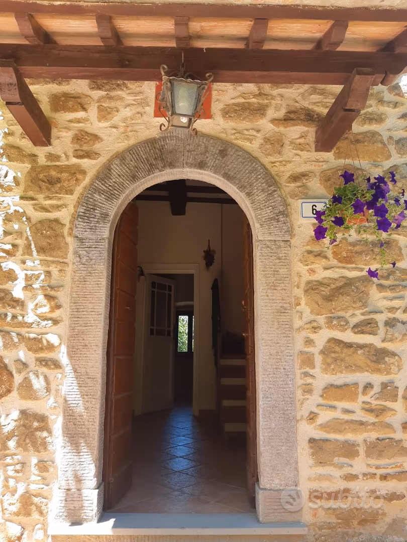 Casa in pietra con annessi bosco e sorgente - Vista 2
