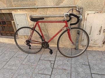 Bicicletta da corsa vintage rossa