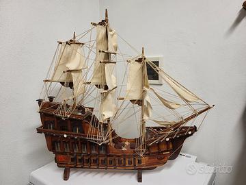VELIERO IN LEGNO FATTO A MANO 