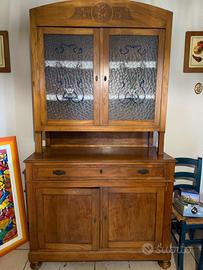 Antico armadio da cucina in legno