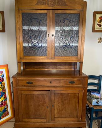 Antico armadio da cucina in legno