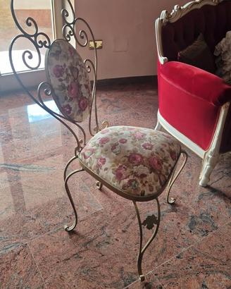 Sedia vintage in ferro battuto con seduta e schien