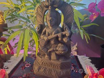 Scultura in legno intagliato Dea Saraswati