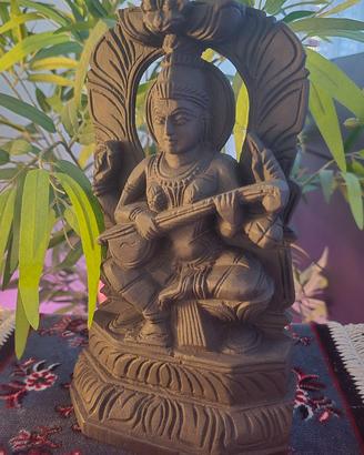 Scultura in legno intagliato Dea Saraswati