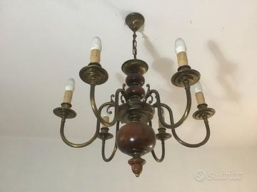 lampadario vintage di legno e metallo