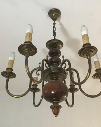 lampadario vintage di legno e metallo
