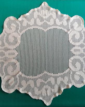Centrotavola lavorato ad uncinetto.
