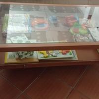 Tavolino basso da salotto in vetro e legno