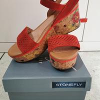 Sandalo rosso con zeppa