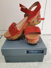 Sandalo rosso con zeppa