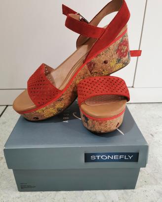 Sandalo rosso con zeppa