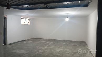 Ampio box auto di 52 mq con deposito