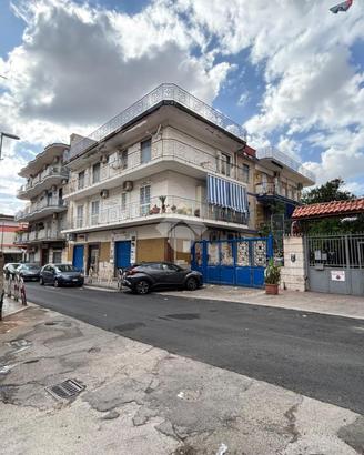 4 LOCALI A NAPOLI