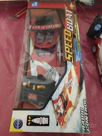 Motoscafo e automobili radiocomandati