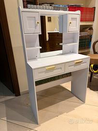 Toeletta da trucco con specchio