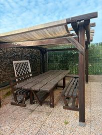 Gazebo con tavolo e panche in legno