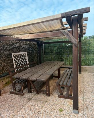 Gazebo con tavolo e panche in legno