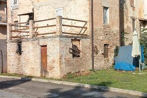 Stabile su tre piani