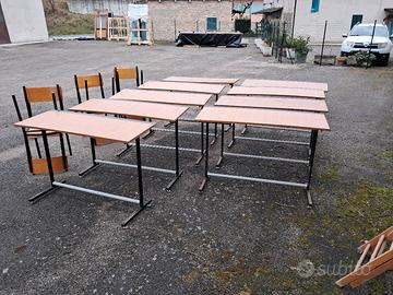 Banchi per adulti e sedie