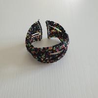 Bracciale con perline nere e colorate