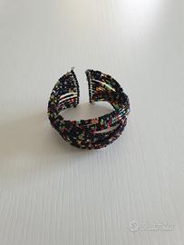 Bracciale con perline nere e colorate