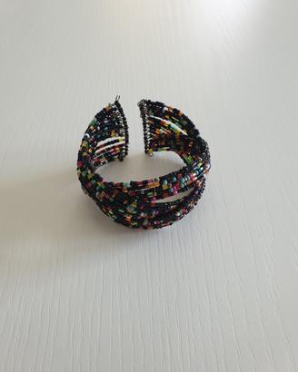 Bracciale con perline nere e colorate
