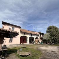 IMMOBILE SU DUE LIVELLI IN CORTE