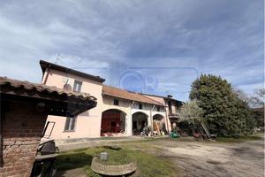 IMMOBILE SU DUE LIVELLI IN CORTE