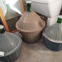 Damigiane vino, dame, recipienti, contenitori.