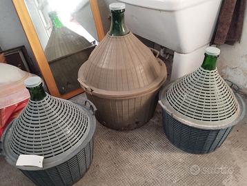 Damigiane vino, dame, recipienti, contenitori.