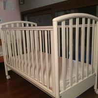 Lettino in legno con materasso