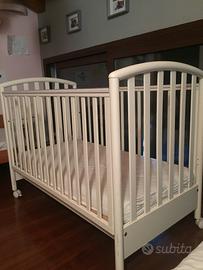 Lettino in legno con materasso