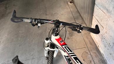 Bicicletta mountain-bike