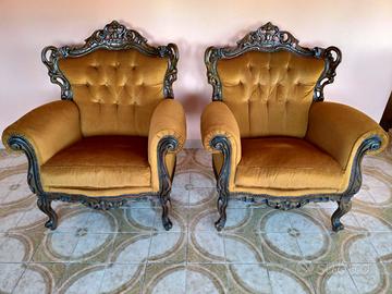 divano e due poltrone in stile barocco