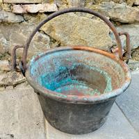 Antico paiolo pentola in rame con manico