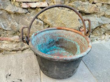 Antico paiolo pentola in rame con manico