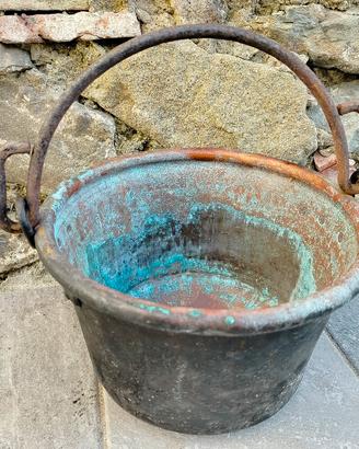 Antico paiolo pentola in rame con manico