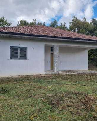 Villetta di 100 mq da ultimare con terreno