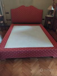 Letto matrimoniale con testata imbottita