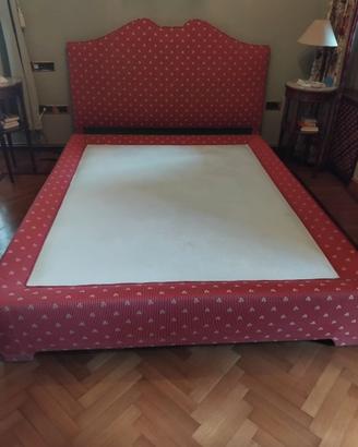 Letto matrimoniale con testata imbottita