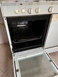 Stufa con forno a gas e cappa con pensili