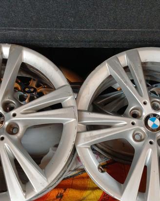 Gomme piu cerchi macchina