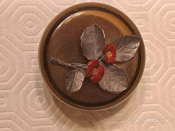 Portagioie in resina ambrata con fiore in peltro