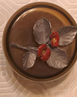 Portagioie in resina ambrata con fiore in peltro