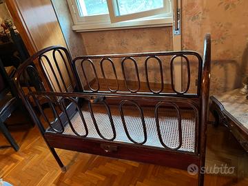 lettino per neonati in legno antico