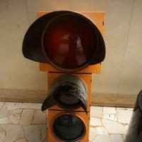 Raro semaforo vintage giallo e nero
