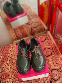 Scarpe con i lacci. 
